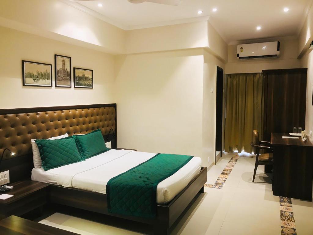 Postel nebo postele na pokoji v ubytování West End Hotel Opp Bombay Hospital