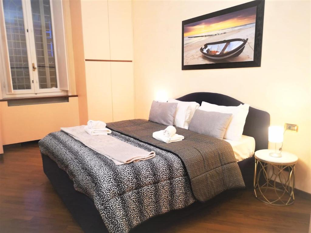 una camera da letto con un letto coperto di Trevi Nice Holiday - Luxury Apartment a Roma