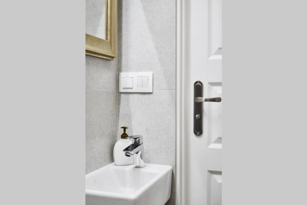 Kúpeľňa v ubytovaní HOUSEHOST Apartment I: Studencka Street