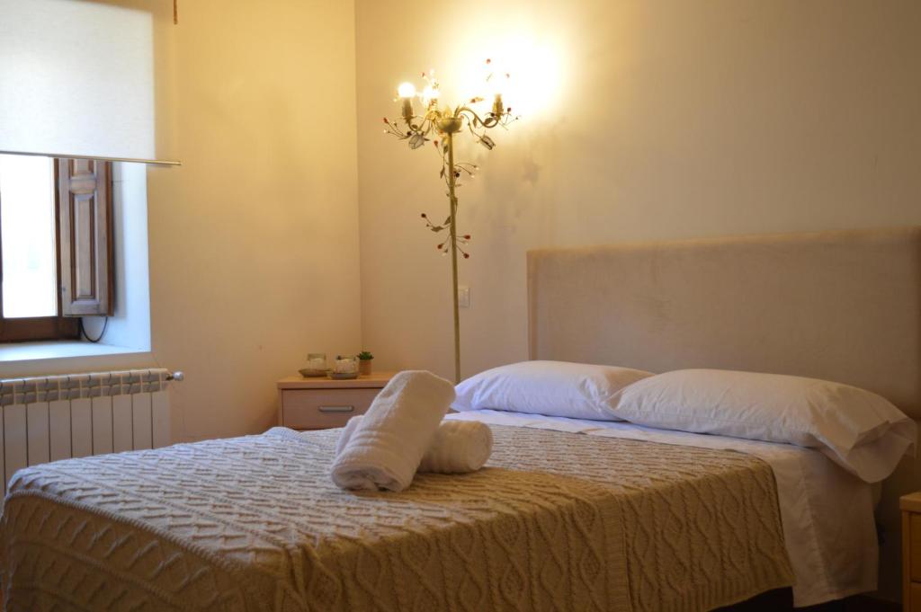 A bed or beds in a room at Santa Brigida - Real 19