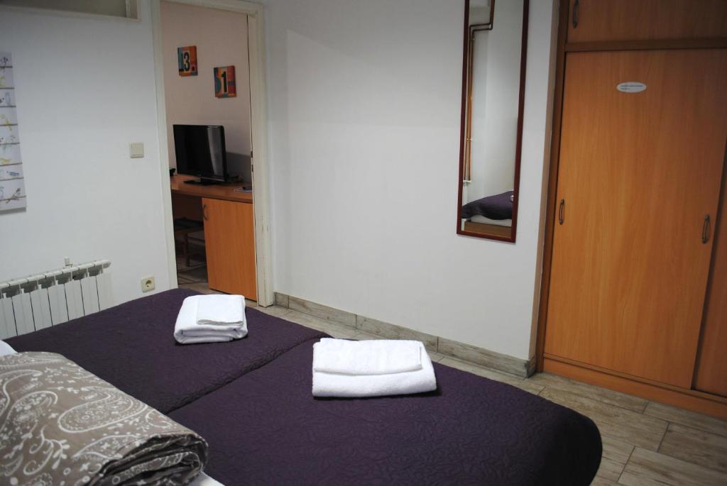 En eller flere senge i et værelse på Hotel Fala