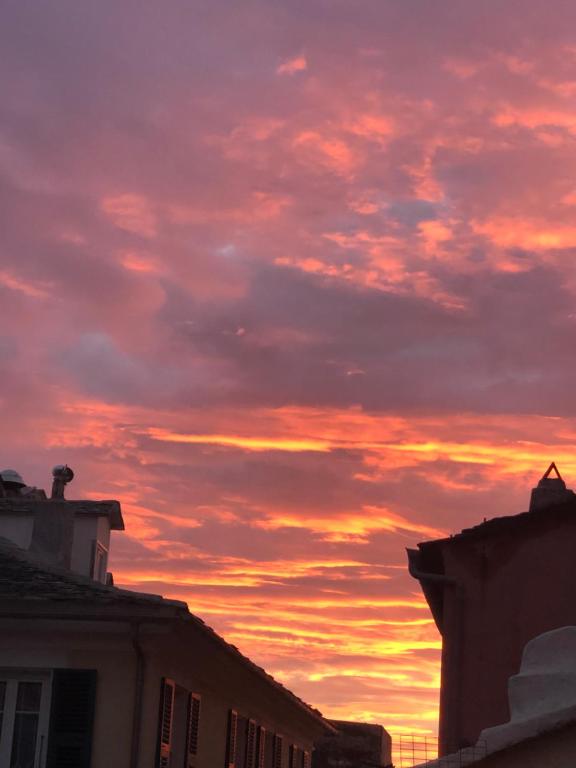 un coucher de soleil dans le ciel avec des bâtiments dans l'établissement Appartement Centre Ville Bastia, à Bastia