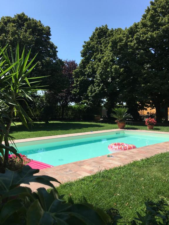 einen Pool mit Liegestühlen im Hof in der Unterkunft Casa Carlotta in Rimini