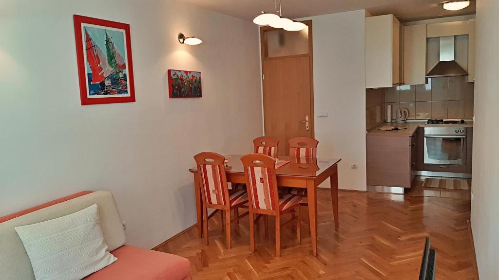Kuchyňa alebo kuchynka v ubytovaní Apartment Jen