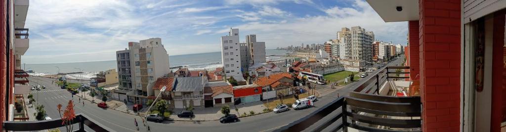 vistas a una ciudad con edificios altos y una calle en Depto amplio y luminoso a pocos metros del mar!! en Mar del Plata