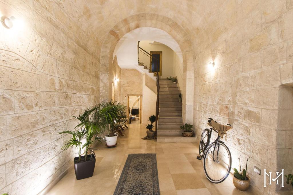 korytarz ze schodami i rowerem w budynku w obiekcie Mulberry House w mieście Trani
