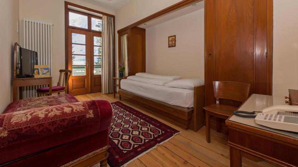 Łóżko lub łóżka w pokoju w obiekcie Hotel Lago di Braies