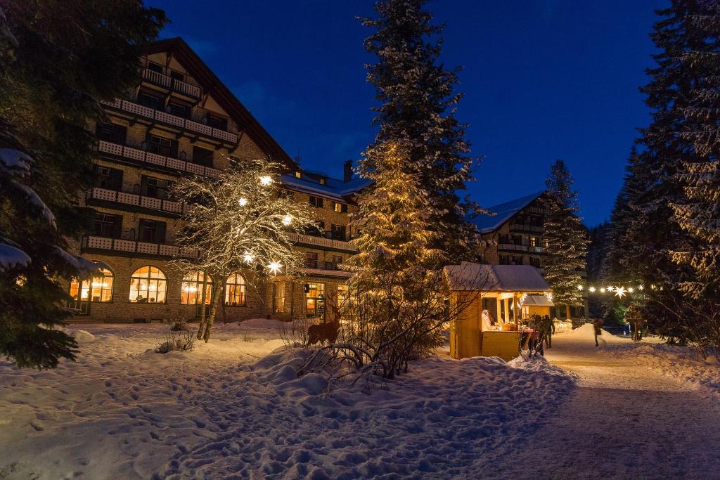Obiekt Hotel Lago di Braies zimą