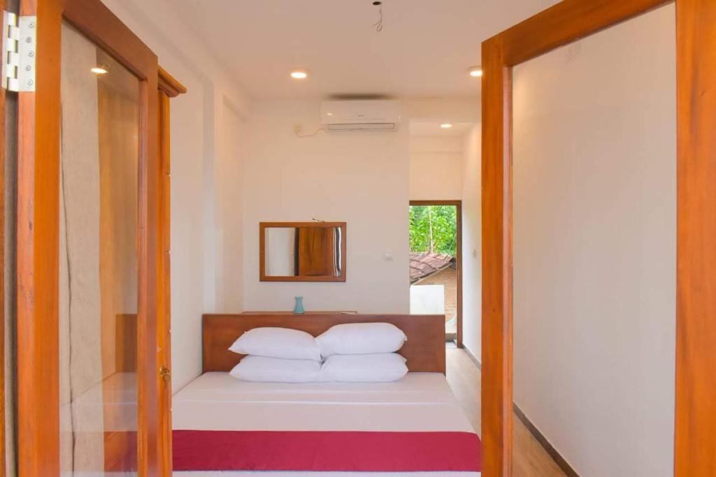 Un pat sau paturi într-o cameră la Ocean Breeze Villa