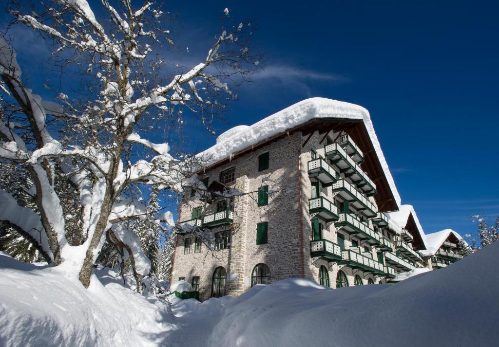 Obiekt Hotel Lago di Braies zimą