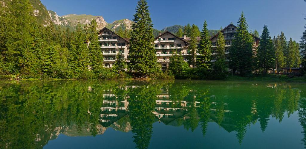odbicie budynku w jeziorze w obiekcie Hotel Lago di Braies w mieście Braies