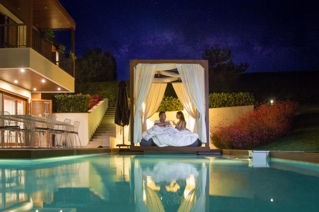 Bazén v ubytování Avaton Luxury Beach Resort - Relais & Chateaux nebo v jeho okolí