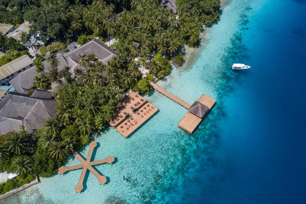 Een luchtfoto van Fihalhohi Island Resort