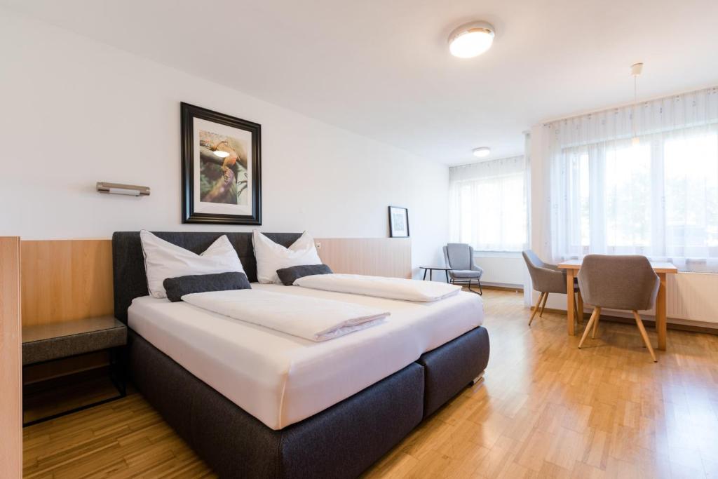 une chambre d'hôtel avec un lit et une salle à manger dans l'établissement Studiowohnungen am Rieger-Hof, à Hartmannsdorf
