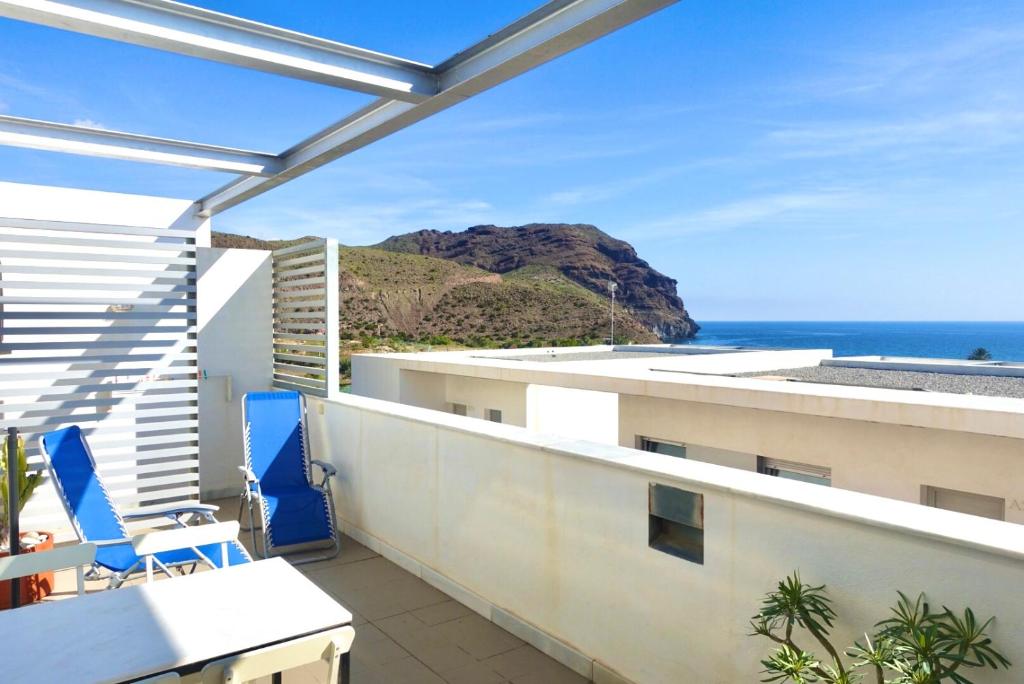 a balcony with a view of the ocean at Cerro Mar in El Cerro Blanco