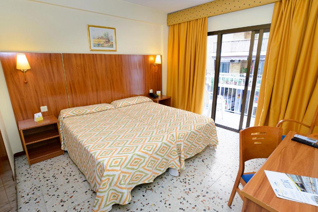 Postel nebo postele na pokoji v ubytování Hotel Mareny Benidorm