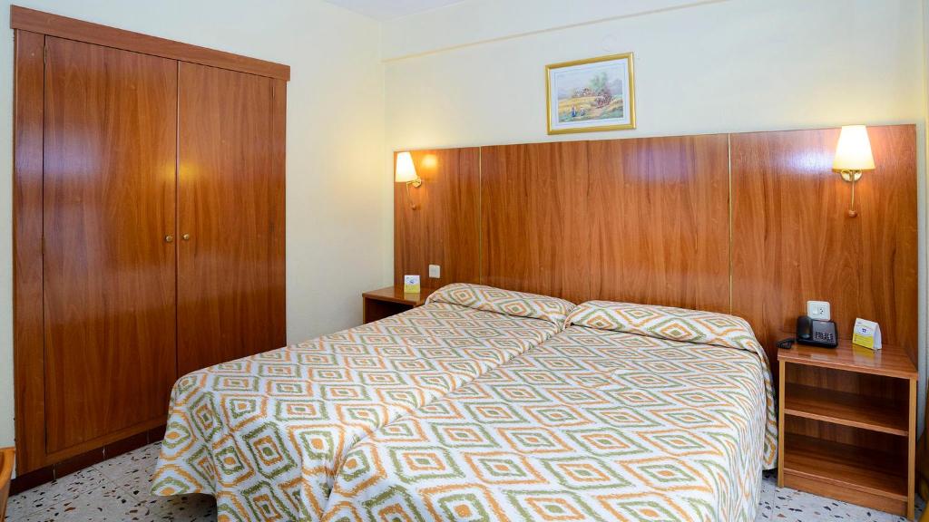 Postel nebo postele na pokoji v ubytování Hotel Mareny Benidorm