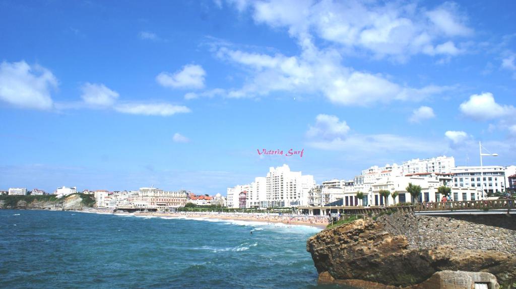 ビアリッツにあるAppartement bord de mer Biarritzの建物を背景にビーチを望む