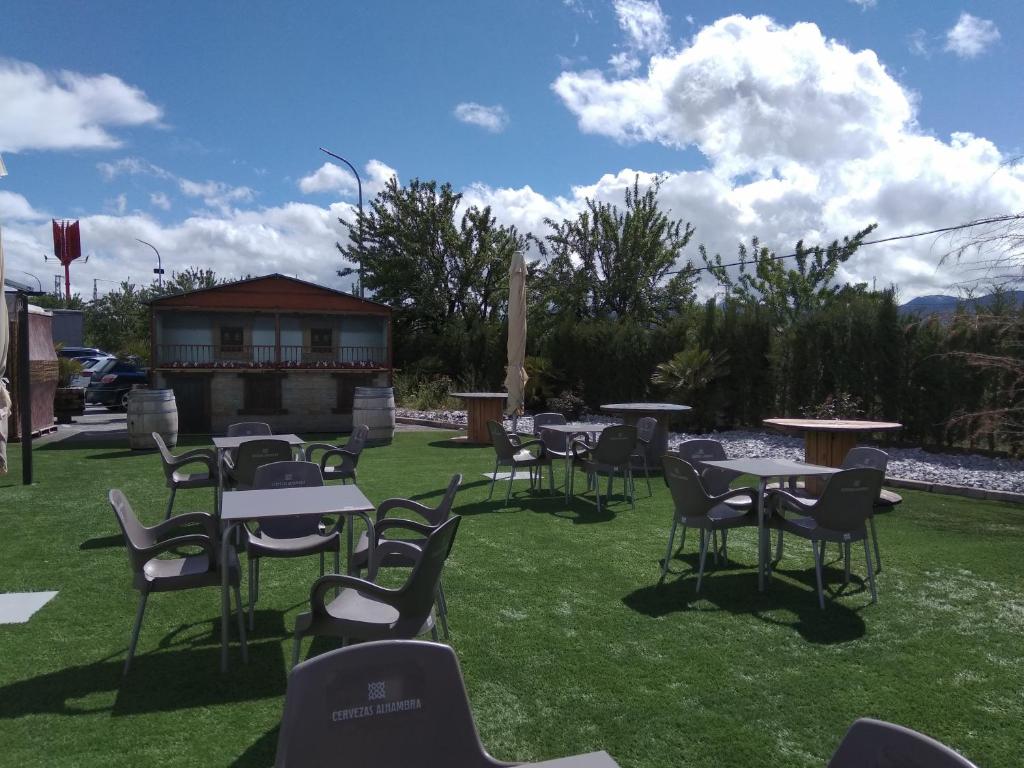 Vonkajšia záhrada v ubytovaní Hotel Restaurante Dama de Baza