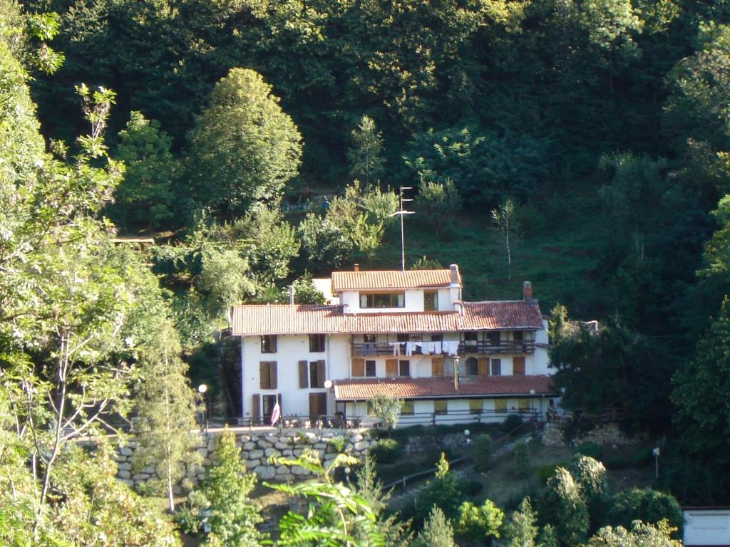 una casa en medio de un bosque en Ianua Coeli, en Mosso Santa Maria