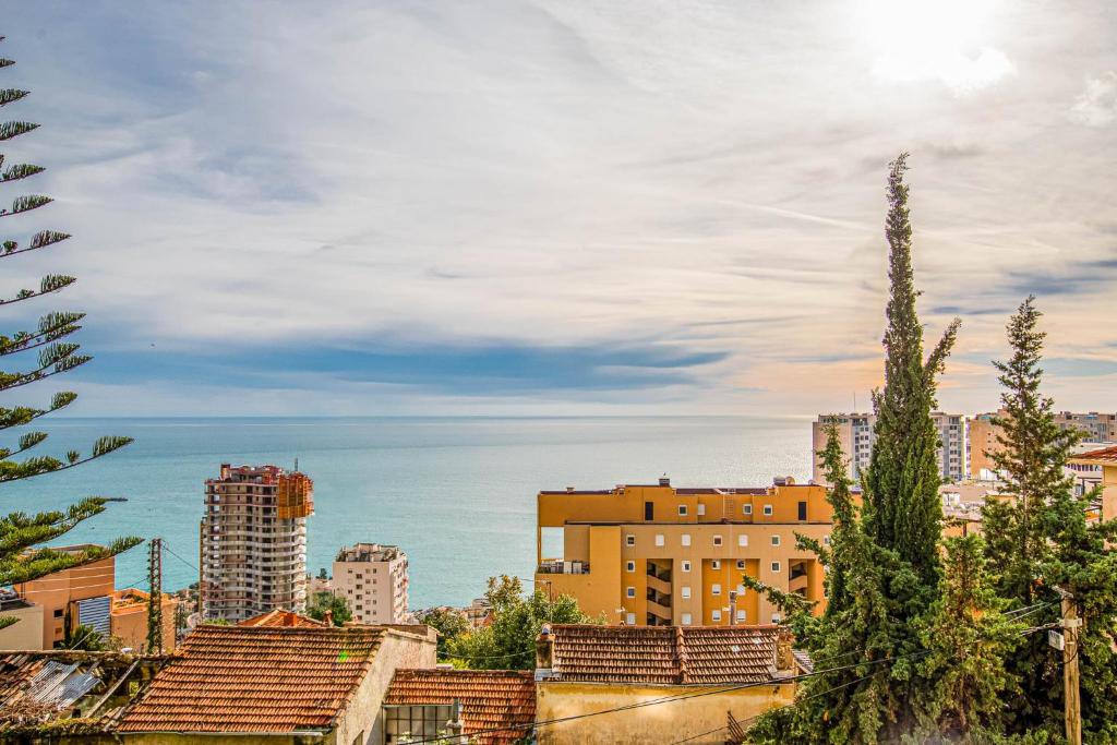 une ville avec des bâtiments et l'océan en arrière-plan dans l'établissement Krystal Palace A, à Beausoleil