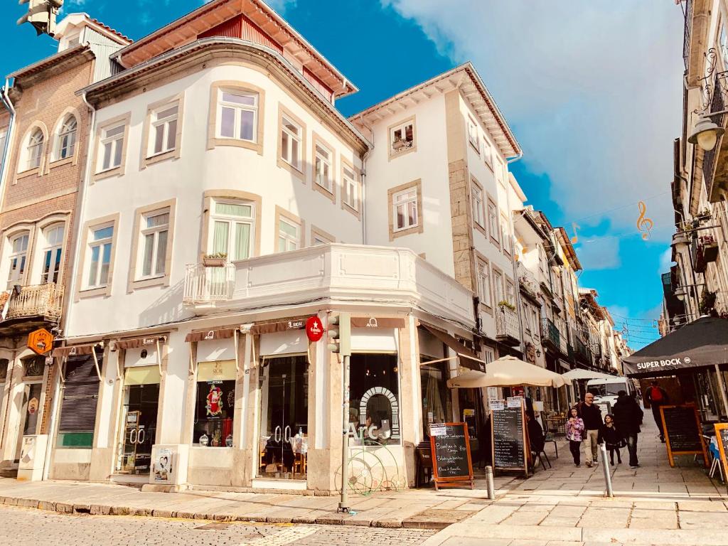 um prédio numa rua com pessoas andando na rua em The Arch - Charming Apartments in the Historic Center em Braga