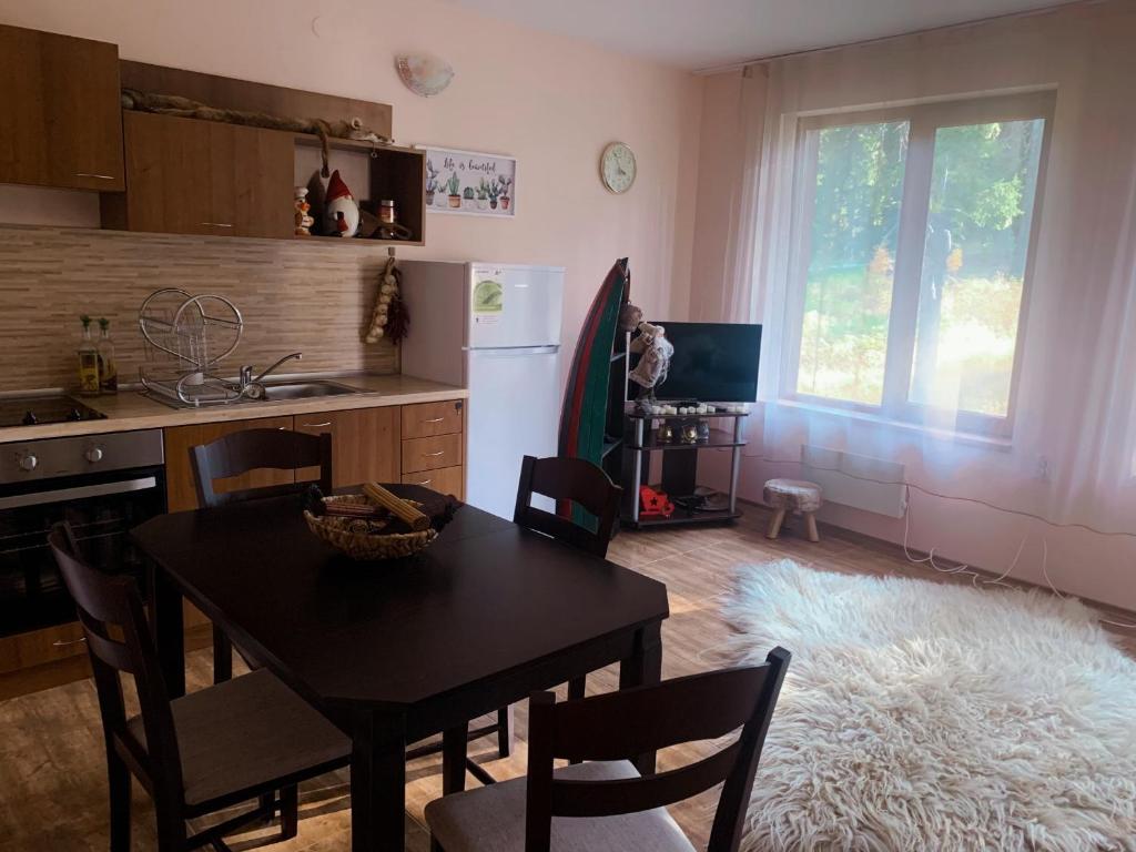 eine Küche mit Tisch und ein Esszimmer in der Unterkunft Evrika home 19 in Pamporowo