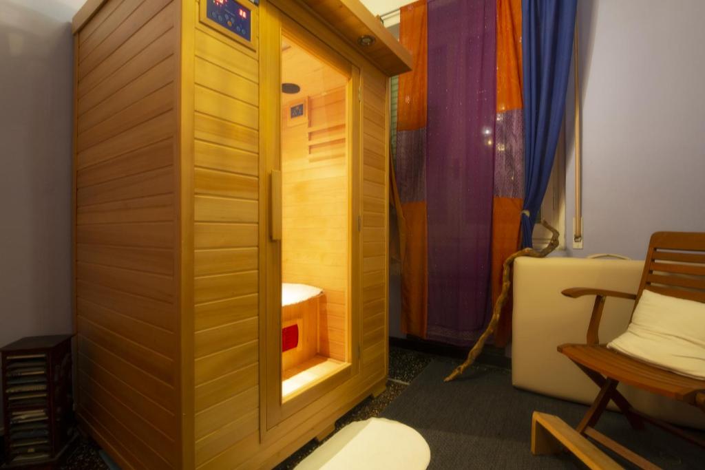 Piccola camera con sauna e sedia di Il Riposo del Guerriero Guesthouse a Genova