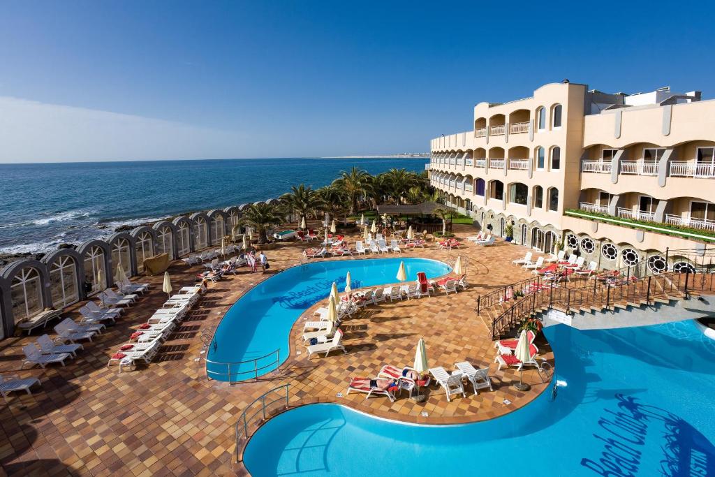 una vista aérea del hotel y de la playa en Hotel San Agustin Beach Club en San Agustín