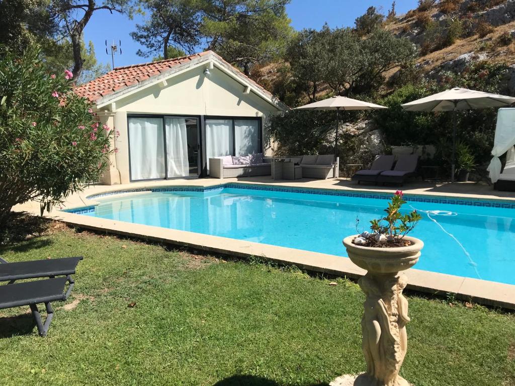 a villa with a swimming pool and a house at Gîte des Estelles "Axel" avec espace Jacuzzi in Cavaillon