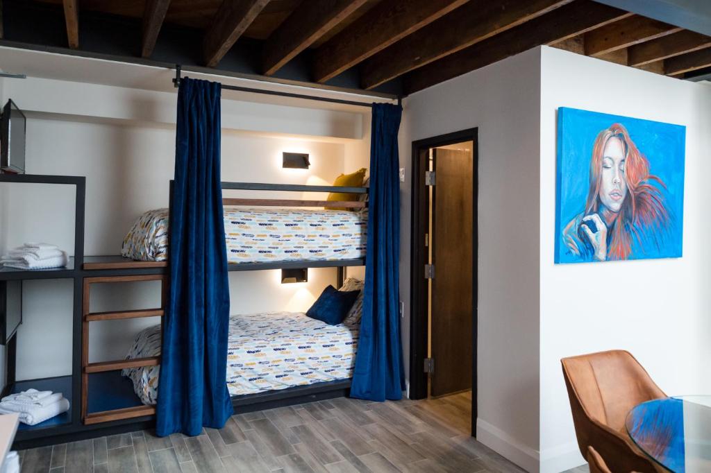 Postel nebo postele na pokoji v ubytování 48 King West Boutique Hotel