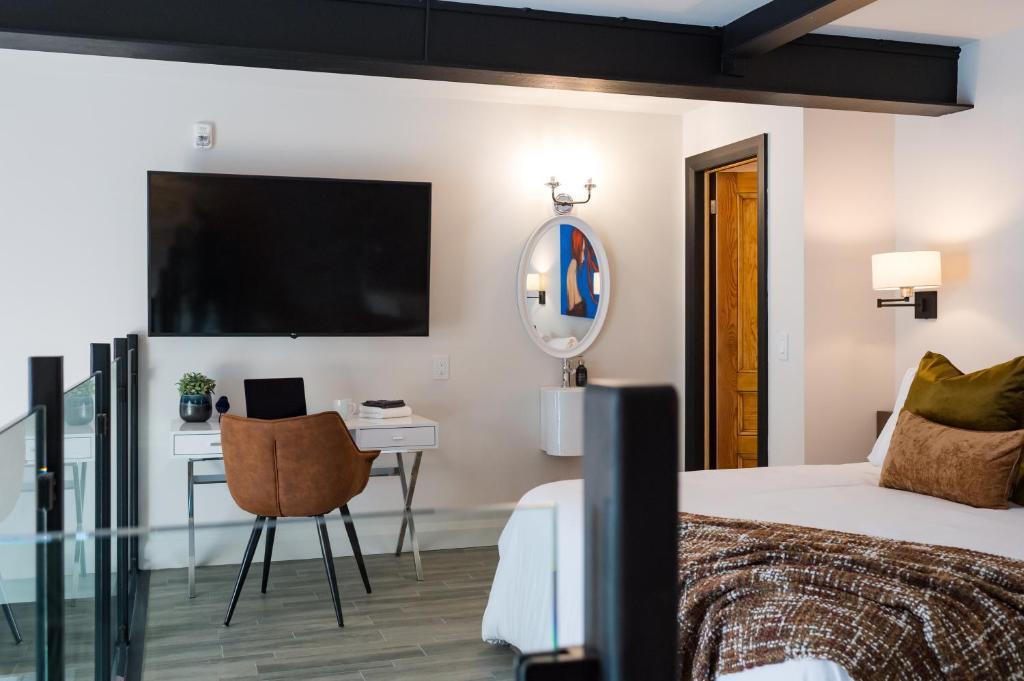 Postel nebo postele na pokoji v ubytování 48 King West Boutique Hotel