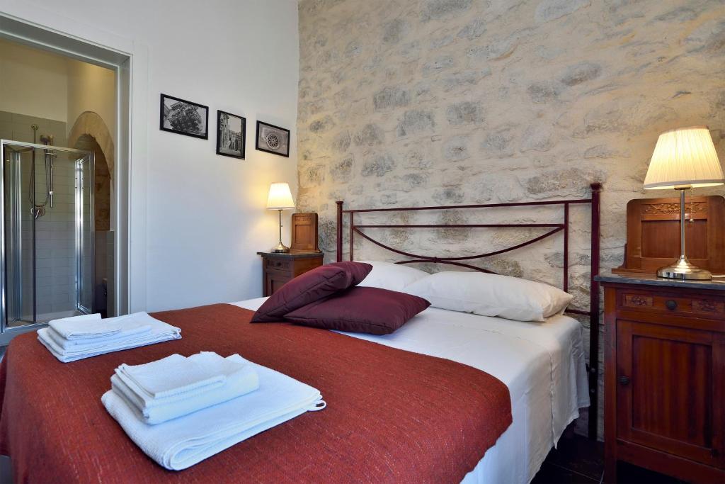 Postel nebo postele na pokoji v ubytování Le Luci su Ibla - Ospitalità con vista