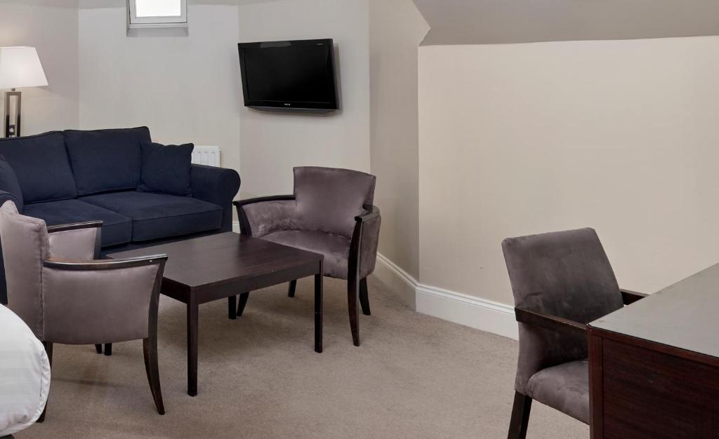 Leonardo Edinburgh City - Superior King With Sofa