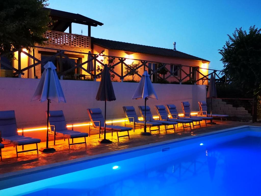 Swimmingpoolen hos eller tæt på B&B Ceresà - Country House