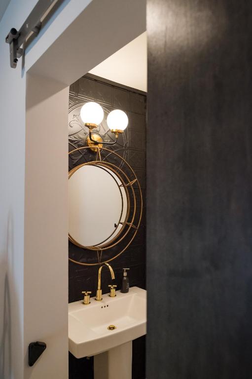 Koupelna v ubytování 48 King West Boutique Hotel