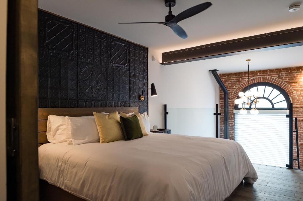 Postel nebo postele na pokoji v ubytování 48 King West Boutique Hotel