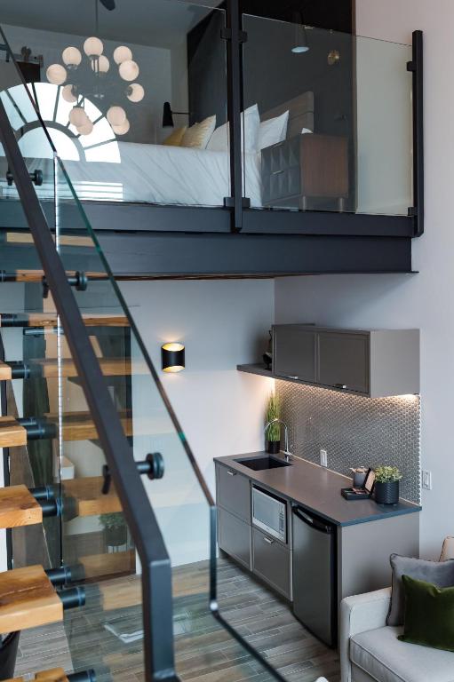 Kuchyň nebo kuchyňský kout v ubytování 48 King West Boutique Hotel
