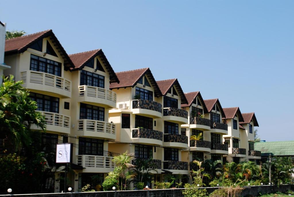 budynek z mnóstwem balkonów w obiekcie Sunset Apartment Phuket w Patong Beach