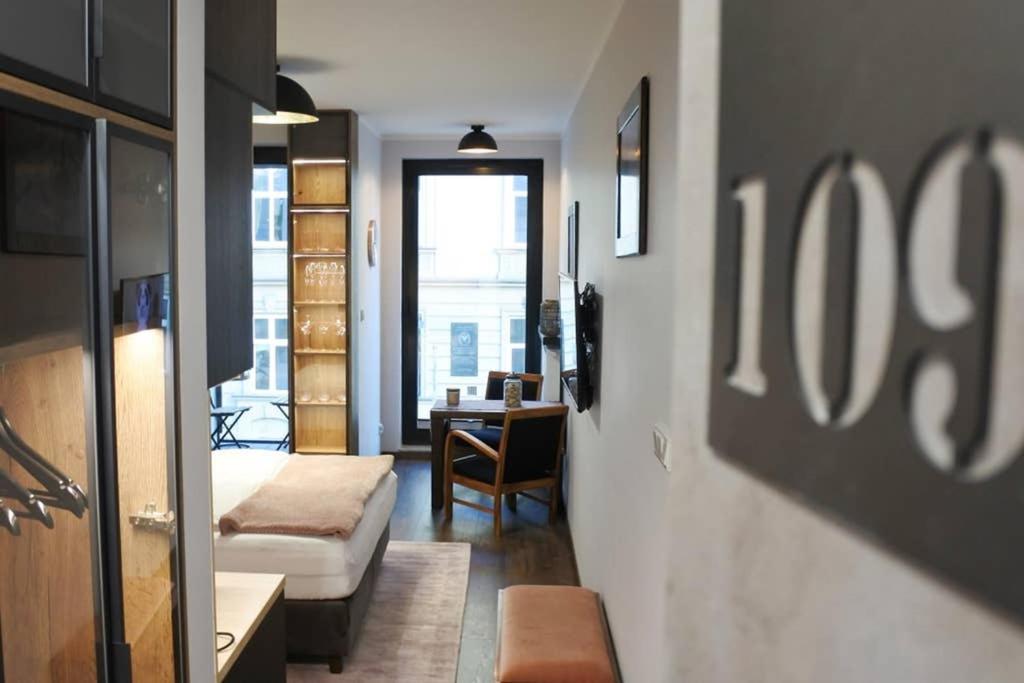 Zimmer mit einem Bett und einem Schreibtisch in einem Zimmer in der Unterkunft BOUTIQUE 109 - old city, luxury apt. with a garage in Krakau