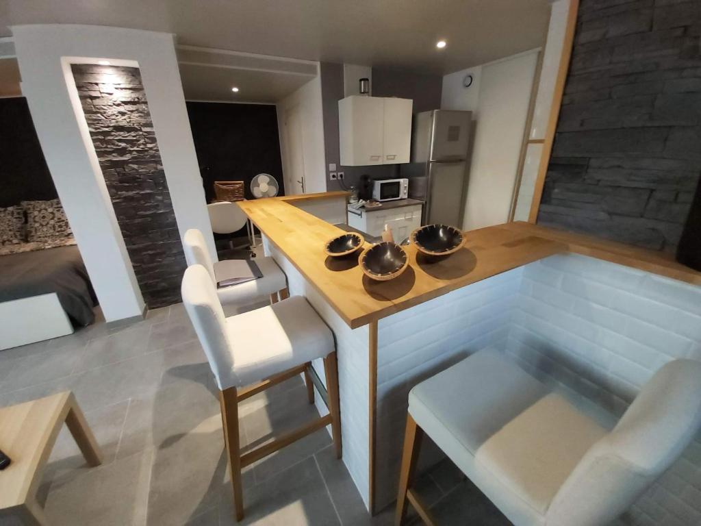 a kitchen with a table and chairs in a room at STUDIO VILLA NUI in Cuers