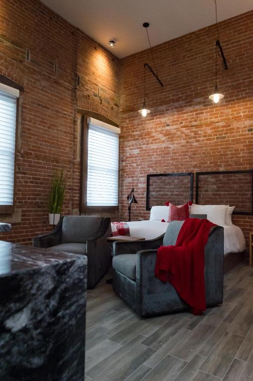 Postel nebo postele na pokoji v ubytování 48 King West Boutique Hotel