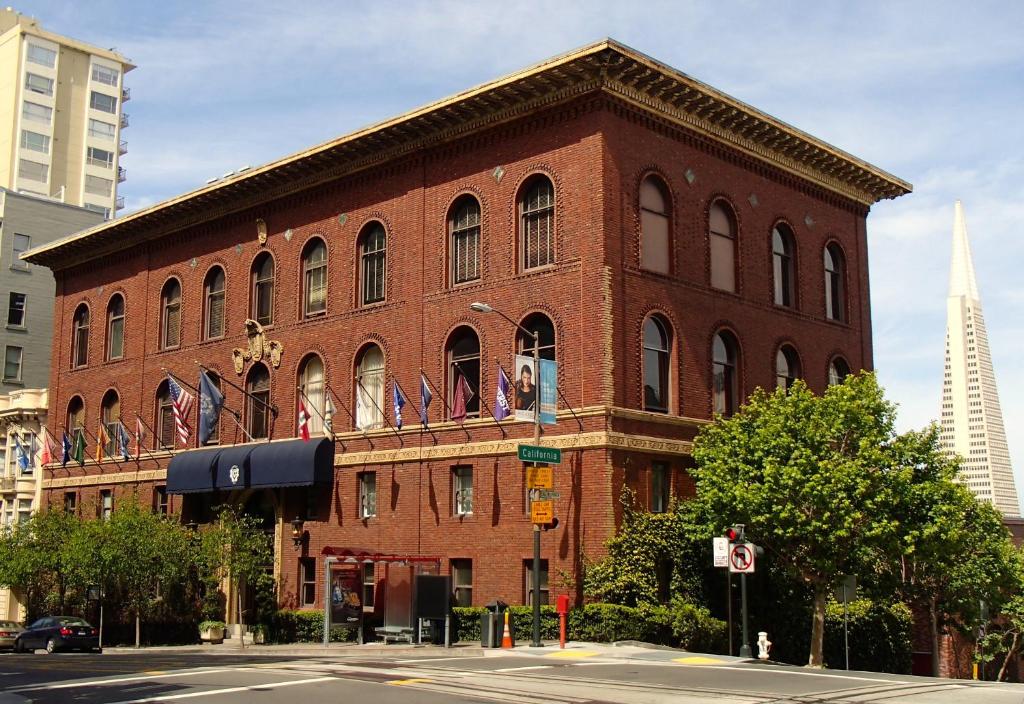 un gran edificio de ladrillo rojo en una calle de la ciudad en University Club of San Francisco, en San Francisco