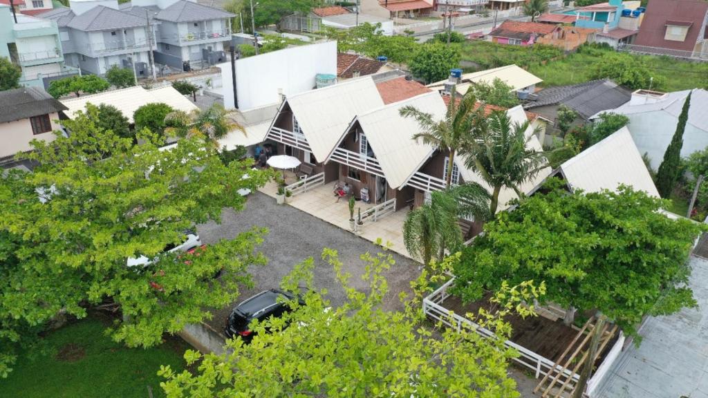 una vista aérea de una casa con árboles en Cabanas da Vó Nena, en Palhoça