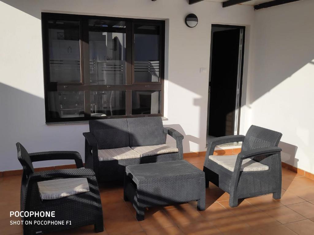 Zimmer mit Stühlen, einem Tisch und einem Fenster in der Unterkunft Casa Mi Lanzarote in Playa Honda