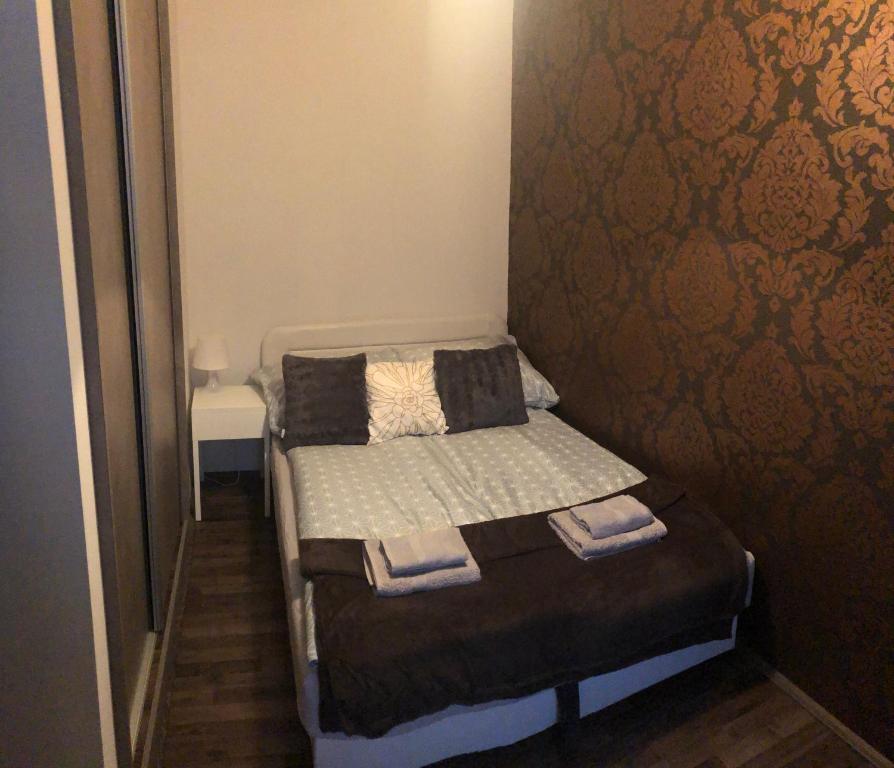 Kleines Zimmer mit einem Bett und einem Tisch in der Unterkunft Next to university in Debrecen