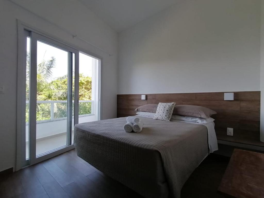 מיטה או מיטות בחדר ב-Bahia Caju Apartamentos