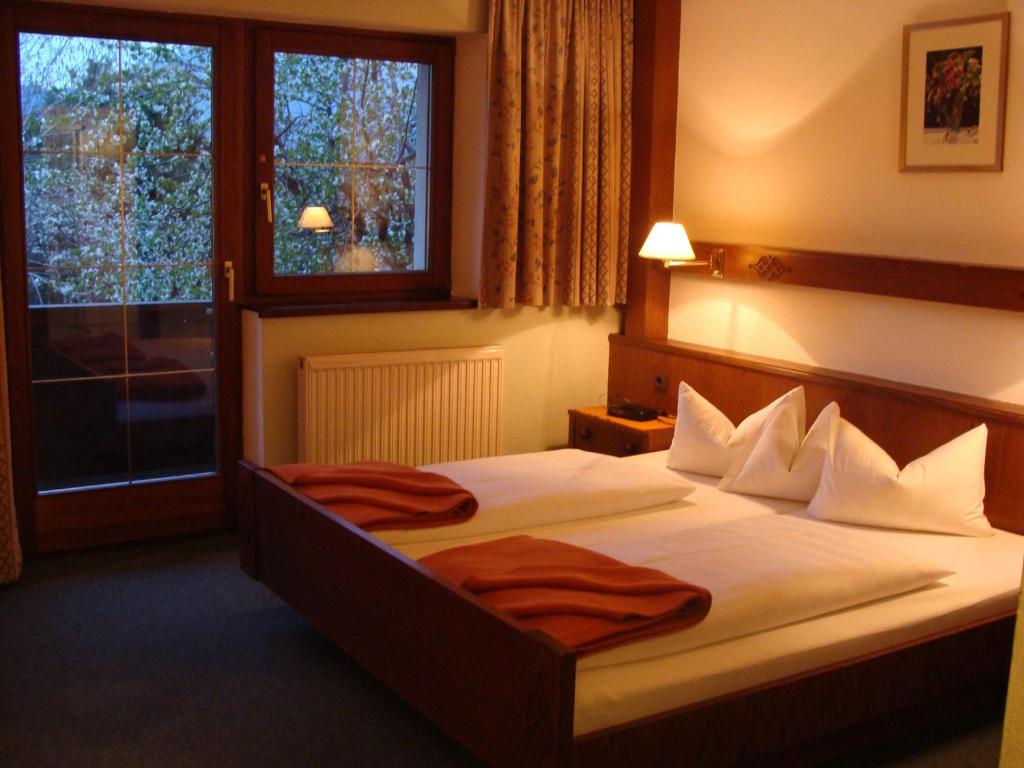 Postel nebo postele na pokoji v ubytování Hotel Garni Schieferle
