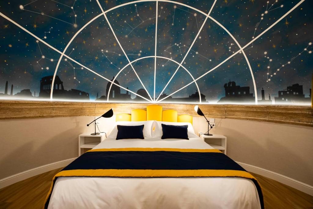 1 dormitorio con cama con cielo estrellado en Vicario Suites, en Roma