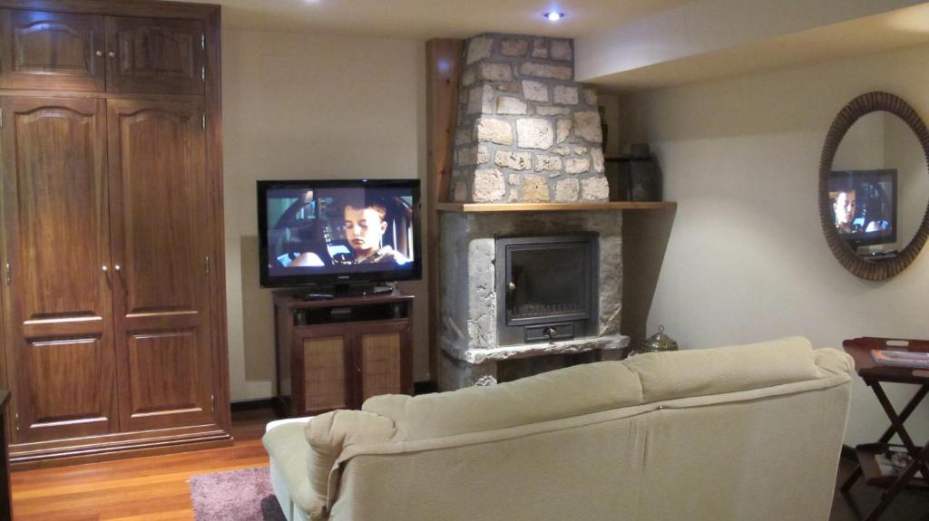 TV a/nebo společenská místnost v ubytování Abadia del Pirineo